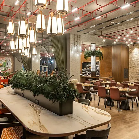 Canopy By Hilton Bomonti מלון