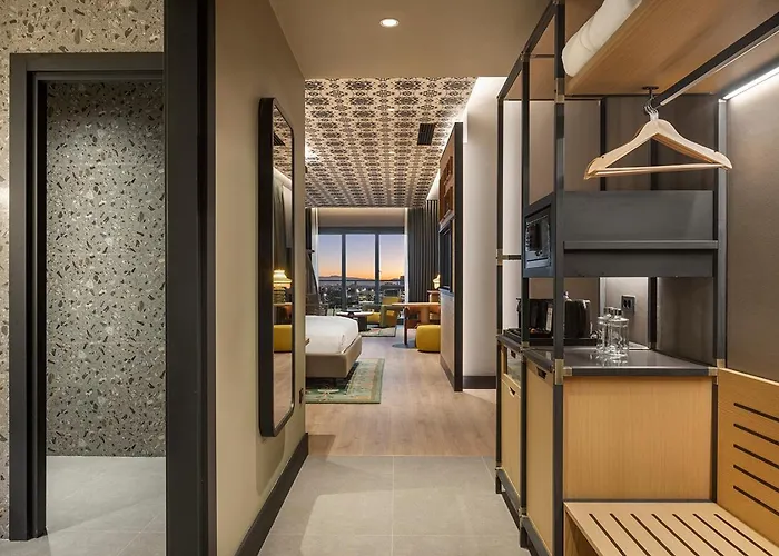 Canopy By Hilton Bomonti מלון