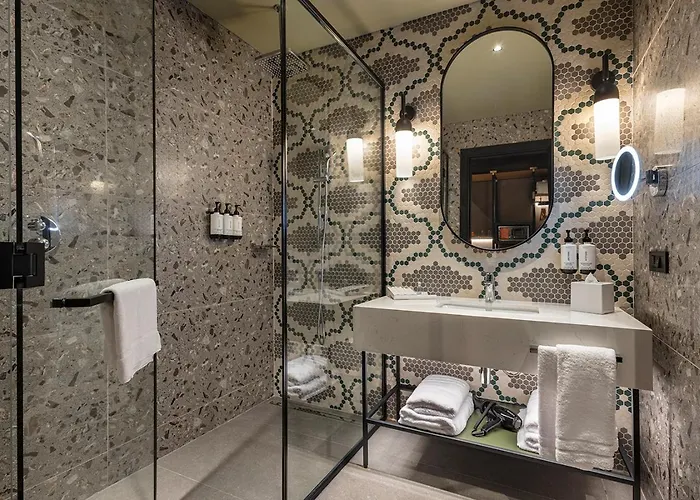 Canopy By Hilton Bomonti מלון